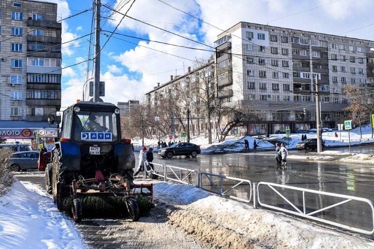 За выходные подрядчики высыпали на улицы Перми более 900 тонн противогололедных смесей