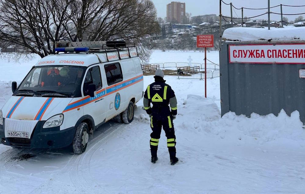 В Перми мужчина застрял в снегу и вызвал спасателей