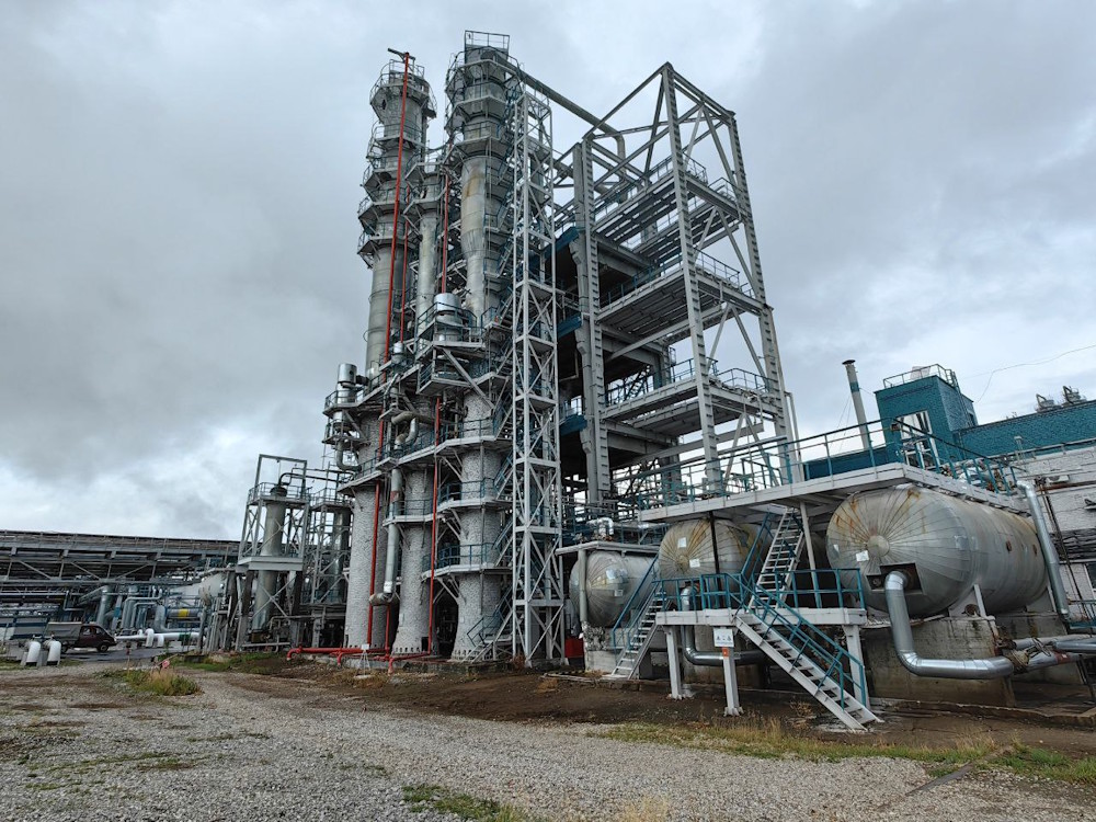 «Сибур-Химпром» выпустил юбилейную тонну карбоновой кислоты — стратегически важного продукта для промышленности