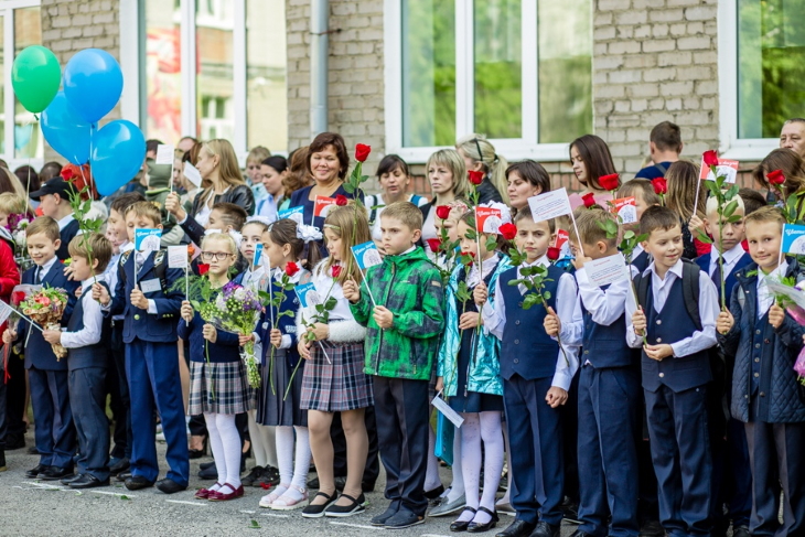 В этом году школьники вновь откажутся от лишних цветов ради благотворительных взносов