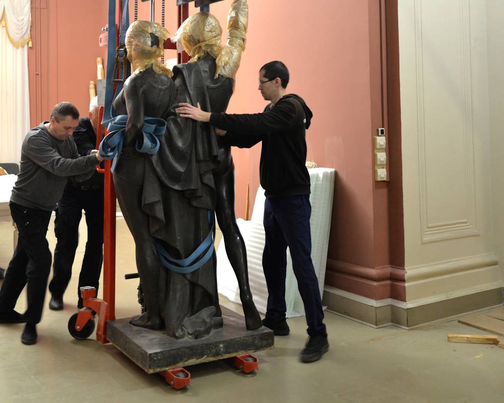 Скульптура «Советские физкультурницы» оказалась самым сложным экспонатом при переезде пермской галереи
