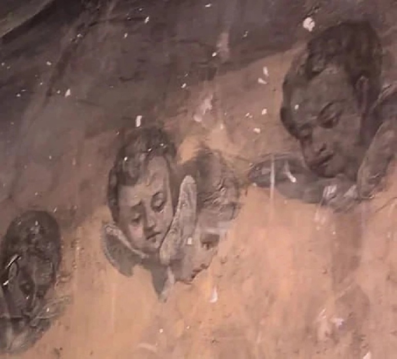 Пермская галерея опубликовала фото найденных в соборе тайных росписей