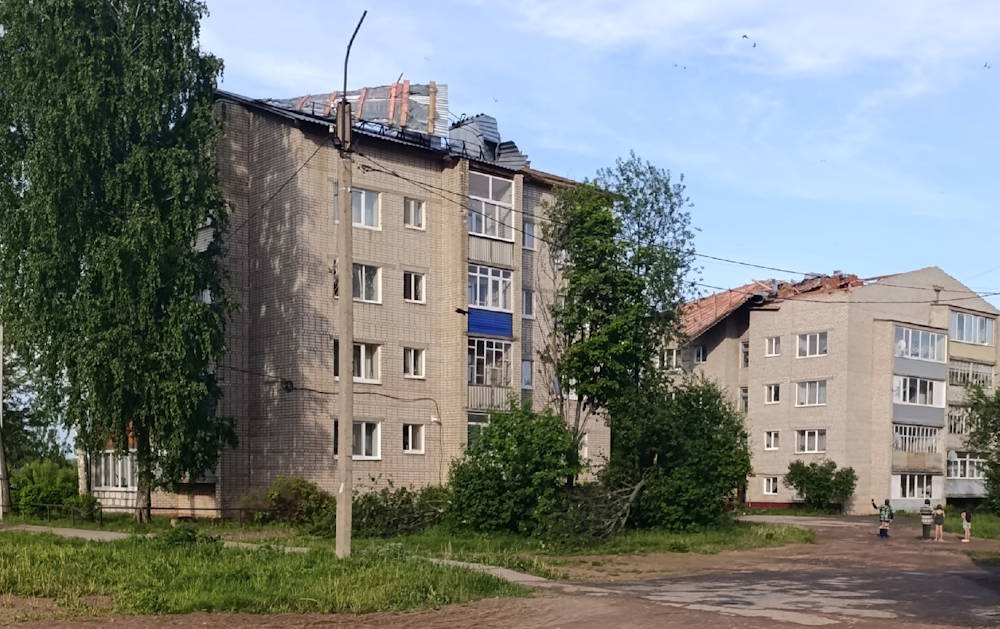  В Оханске ветер сорвал крыши с многоквартирных домов