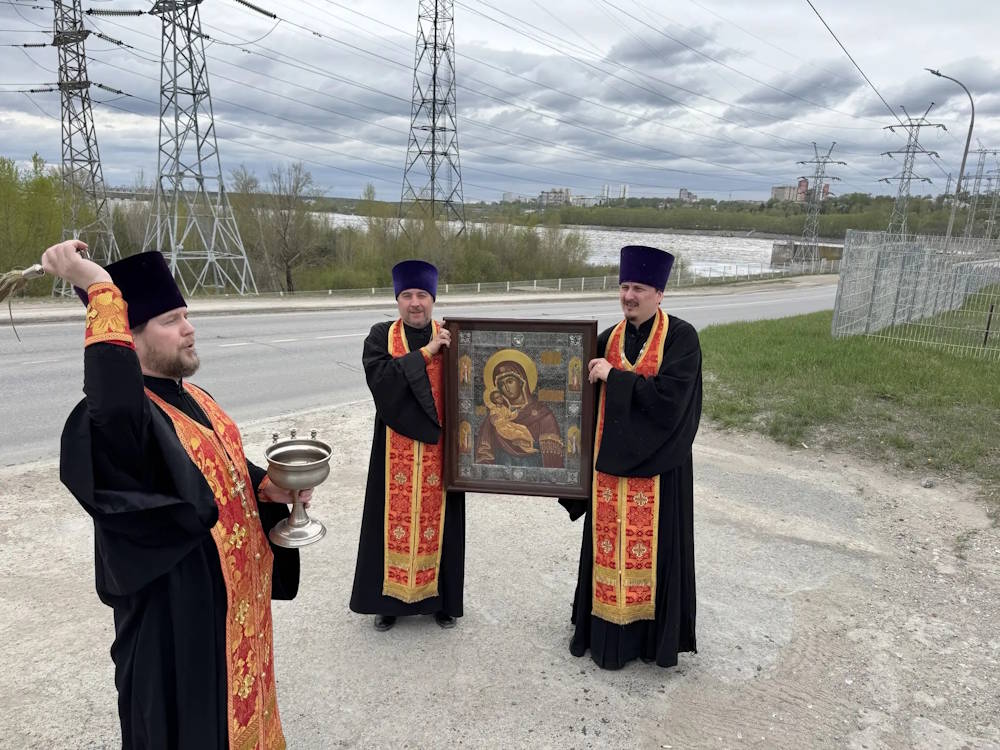 Священники объехали Пермь с иконой Божией Матери
