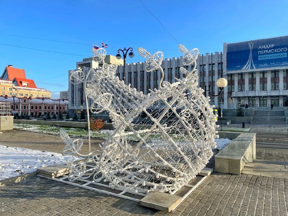 В центре Перми началась установка новогодней «Театральной люстры»