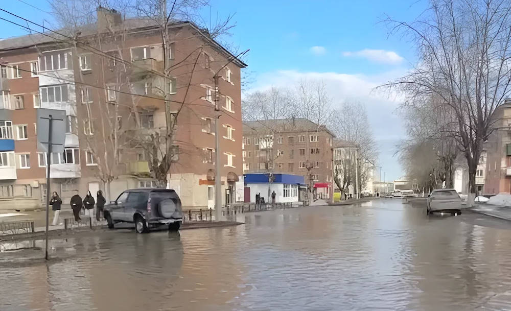 В Прикамье в посёлке Яйва затопило улицу
