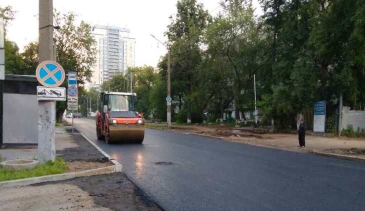 Всего в местах проведения ремонтов на городских улицах было уложено 40 000 квадратных метров нового асфальтового покрытия.