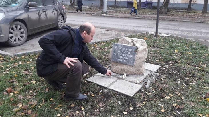 Максим Кис принес цветы к памятнику бесплатным парковкам