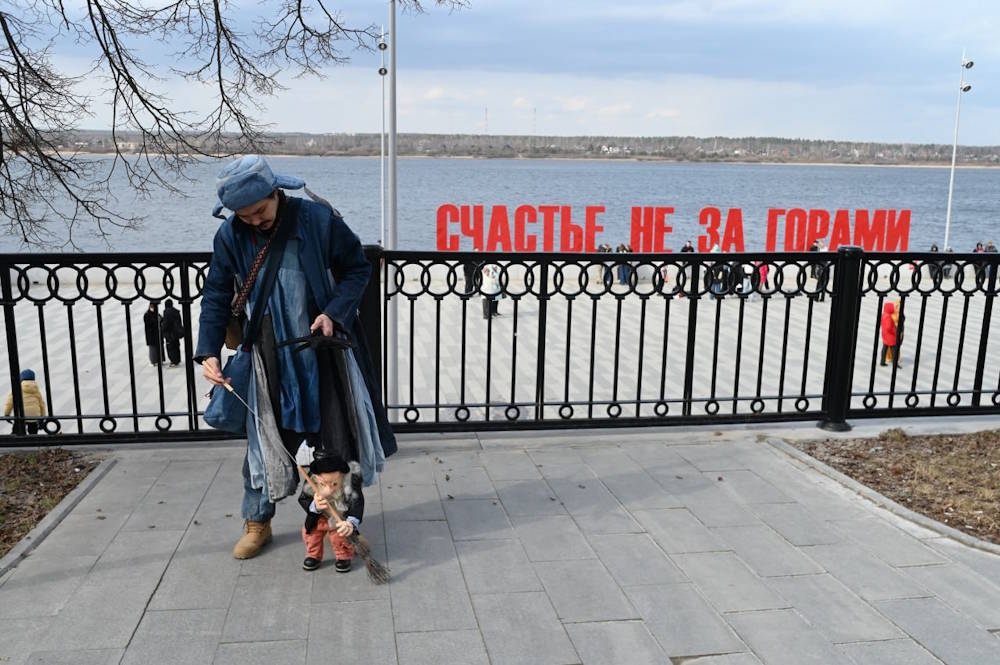 На пермской набережной появилась уличная марионетка – крохотный дворник Семён Степанович
