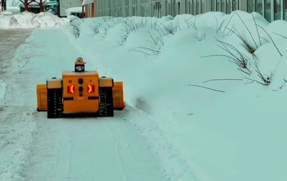 В центре Перми прошло тестирование робота-снегоуборщика