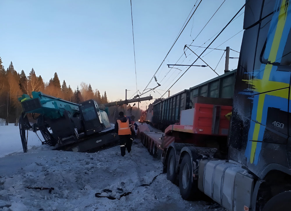 В Прикамье поезд врезался в застрявший на переезде грузовик