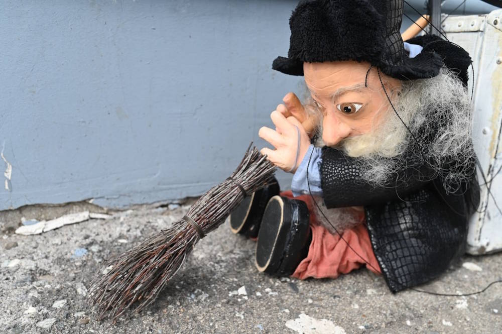 На пермской набережной появилась уличная марионетка – крохотный дворник Семён Степанович