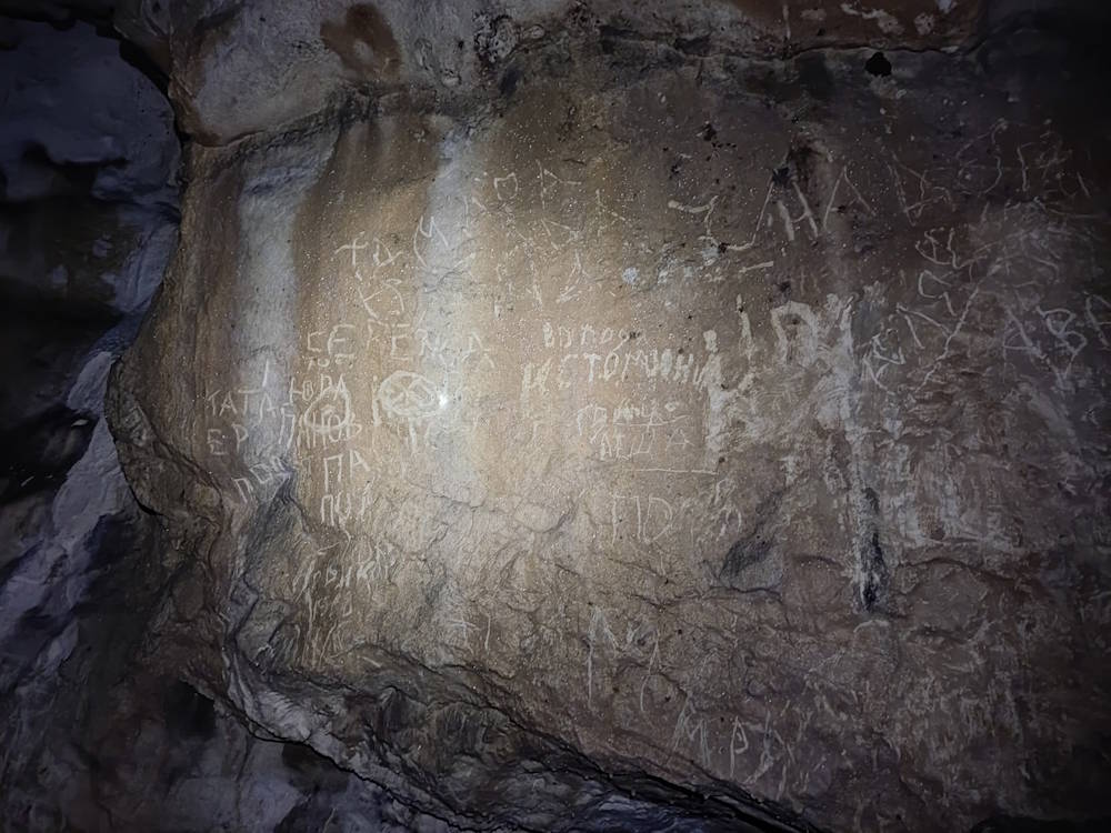 Расписывают стены и вывозят сталактиты: в Прикамье пещеры все чаще страдают от туристов