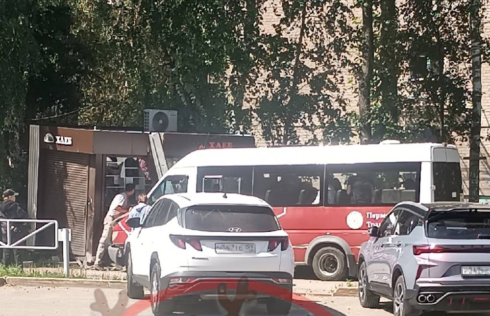 В Перми маршрутка с пассажирами врезалась в хлебный киоск