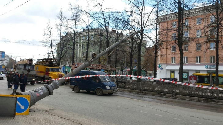 Из-за падения опоры освещения перекрыто движение на Комсомольском проспекте