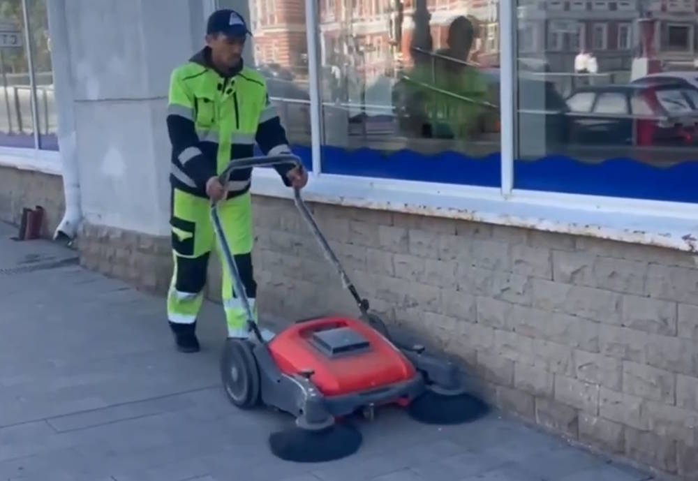 В Перми начали использовать новые подметальные машины для тротуаров