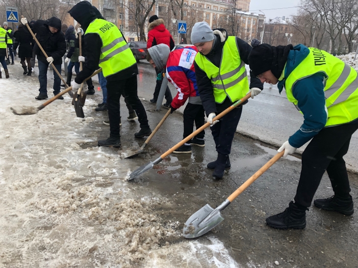 Студенческие отряды помогли с очисткой тротуаров в трех районах Перми