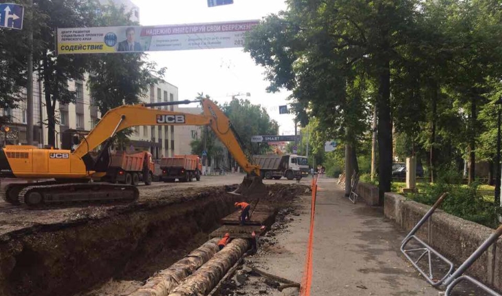 Сейчас вскрыт участок теплотрассы на отрезке Луначарского-Пермская и проводится демонтаж теплопровода.  