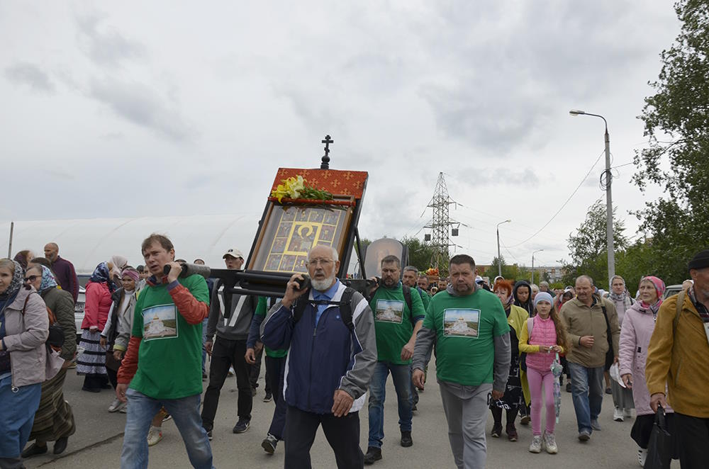 В крестный ход к Белогорскому монастырю отправились около тысячи паломников 