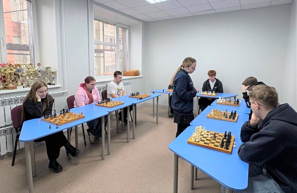 Сотрудница «Уралхима» сыграла в шахматы со студентами КИТа