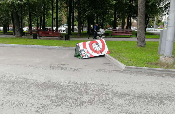 Сегодня сильный ветер повали в Перми 32 дерева и рекламные конструкции. 