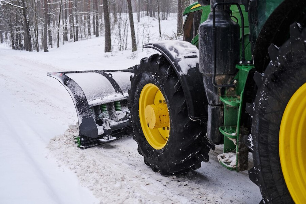 Из-за снегопада на трассах Прикамья запретили движение грузовиков