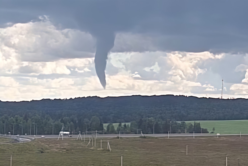Пермяки сняли на видео формирование смерча южнее города