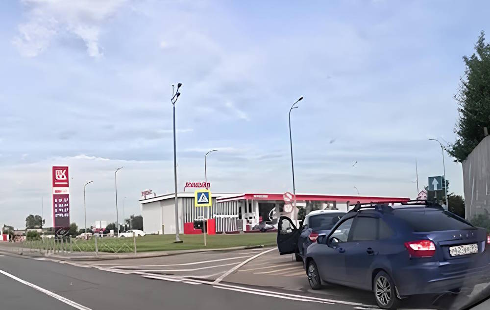 Пермские салоны красоты начали предлагать услуги для стоящих в очереди за бензином