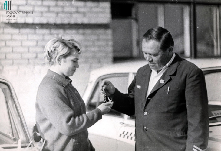 Начальник Пермского таксопарка вручает ключи от автомобиля такси "Москвич" бригадиру женской бригады таксистов. Пермь 1972 год.