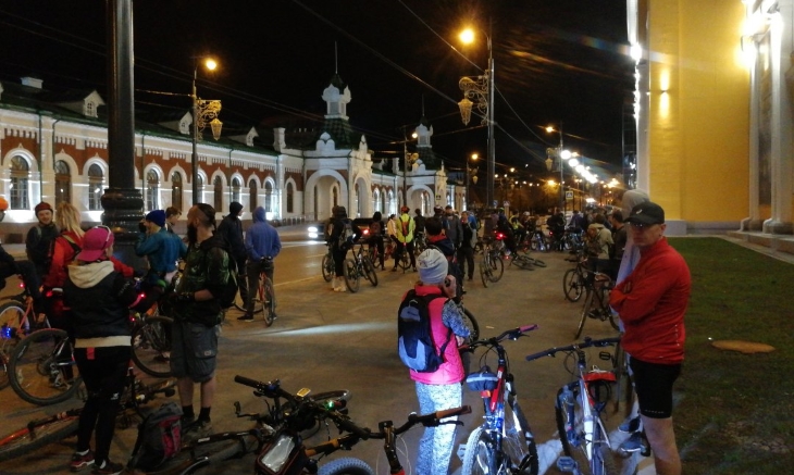 Студент Павел Клецкин второй год подряд проводит велоэкскурсии по городу.