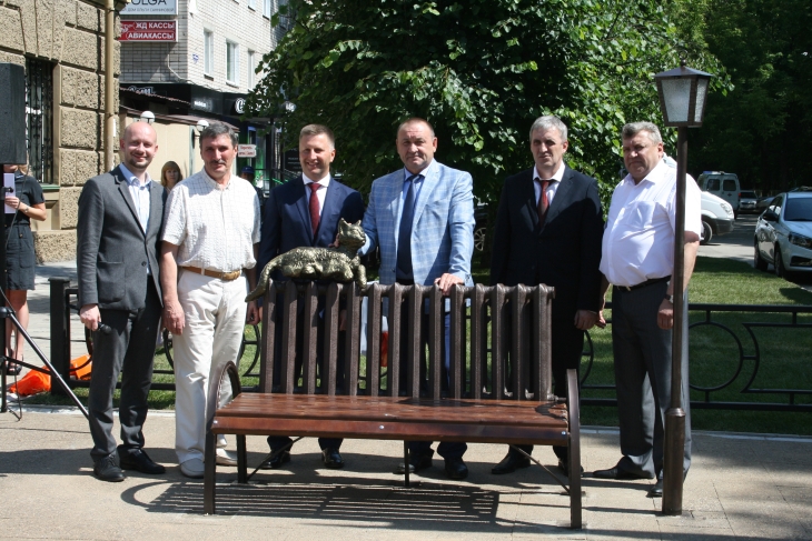 В честь праздника открыт памятный знак-композиция: кошка, сидящая на батарее, стилизованной под скамейку, со стоящим рядом фонарем. 