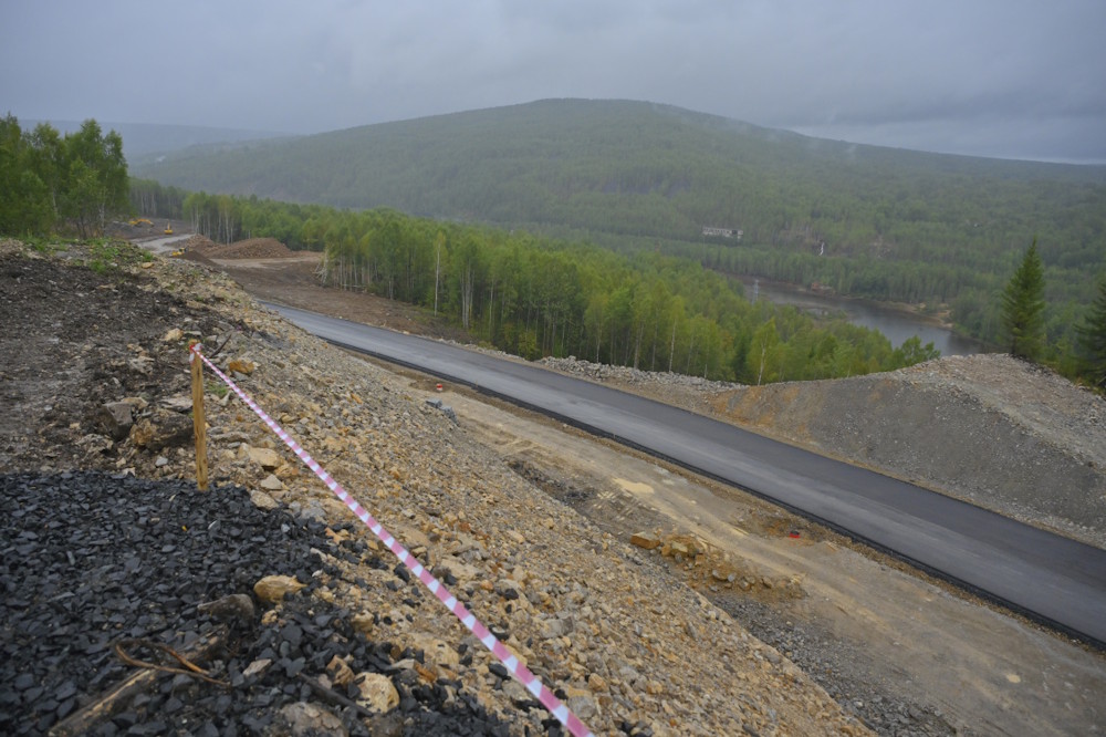 Новую дорогу к горе Крестовой достроят к концу года