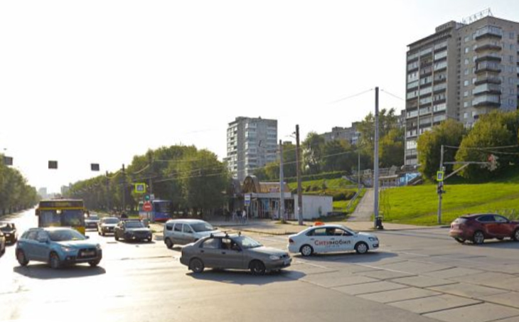 Сегодня в центре Перми власти снесли торговый павильон около перекрестка улиц Попова и Петропавловской.