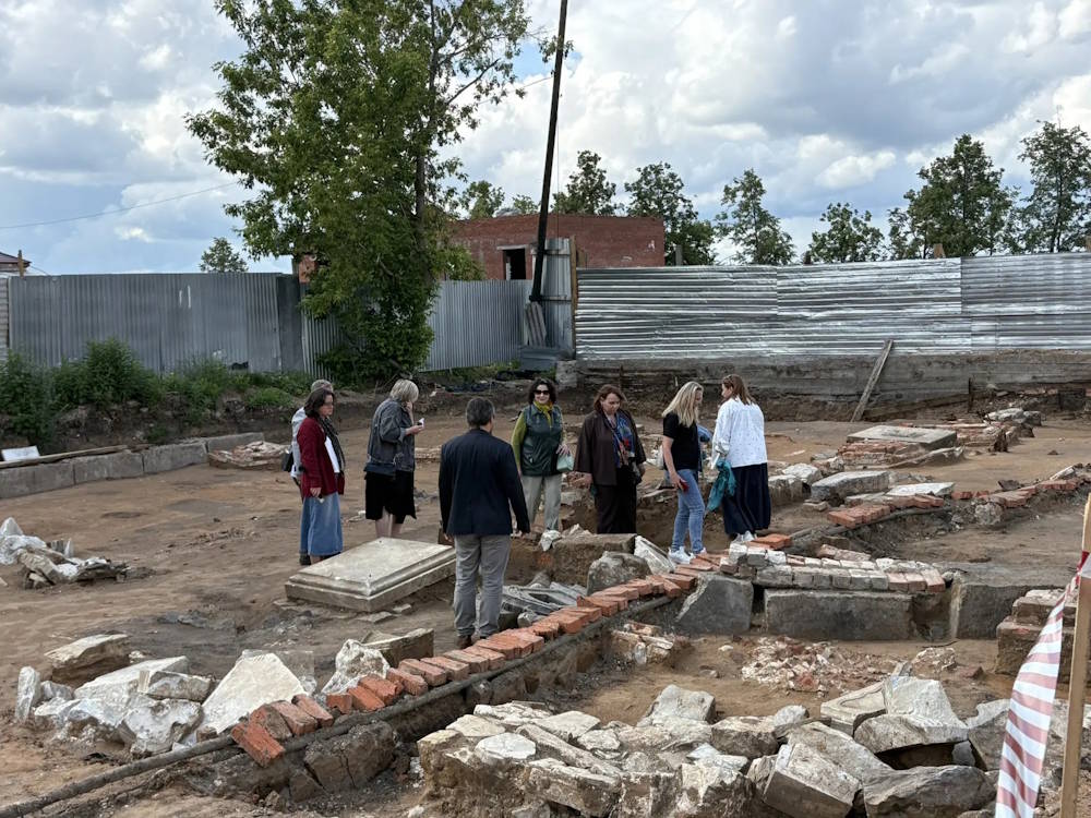 Часть старинных надгробий на бывшей площадке зоопарка полностью сохранились