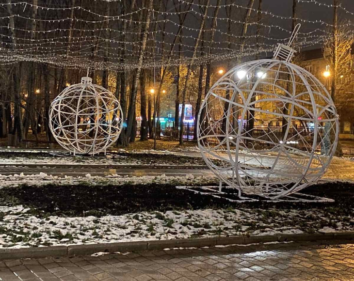 В Саду Миндовского появились первые новогодние шары