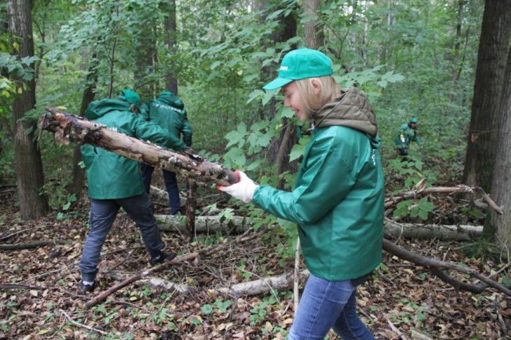 Работники «Уралхима» провели уборку в Черняевском лесу 