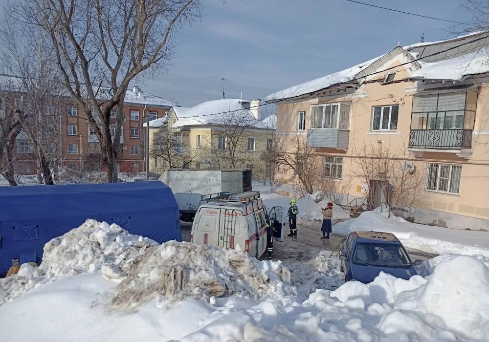 В Перми под тяжестью снега обрушилась кровля многоквартирного дома