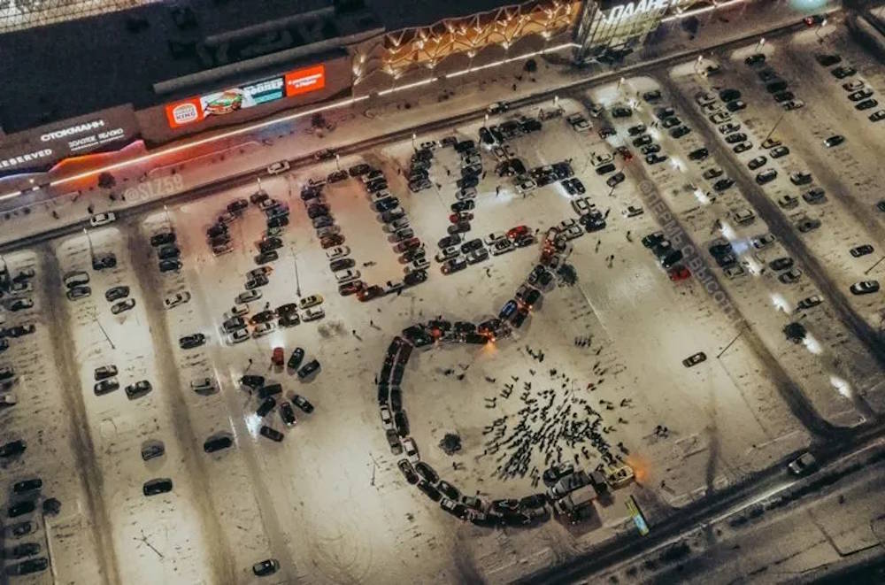 Пермские автомобилисты построят из машин символ года лошади и число 2026