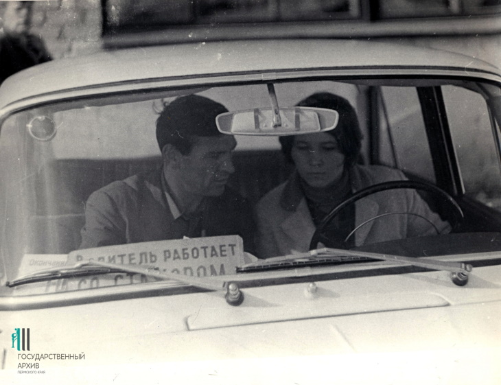 Первая в Перми женщина-водитель такси «Москвич». 