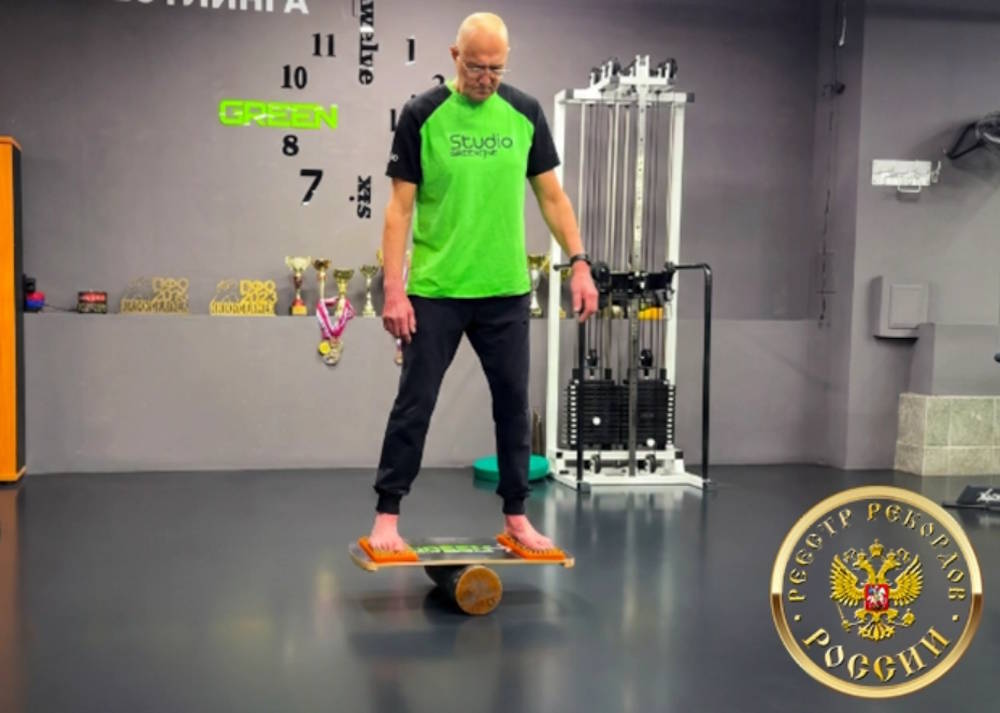 Житель Перми побил рекорд по самому продолжительному удержанию баланса стоя на доске с гвоздями