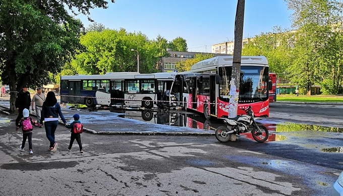 При столкновении автобусов пострадали шесть человек