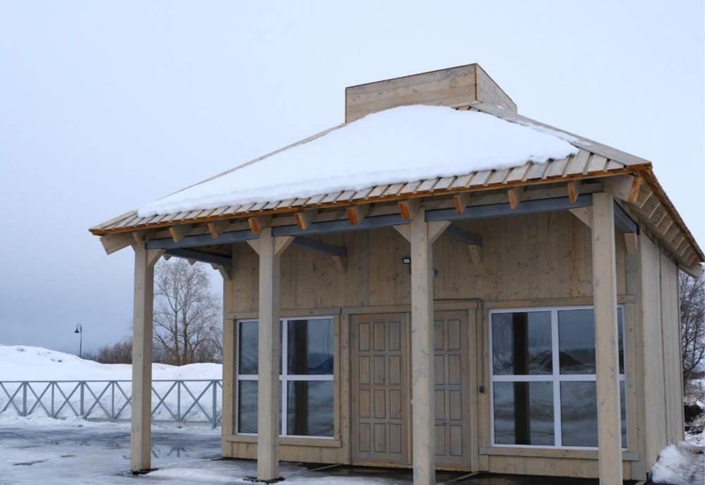 Центр для туристов в Пермском крае построили в стиле деревянного зодчества