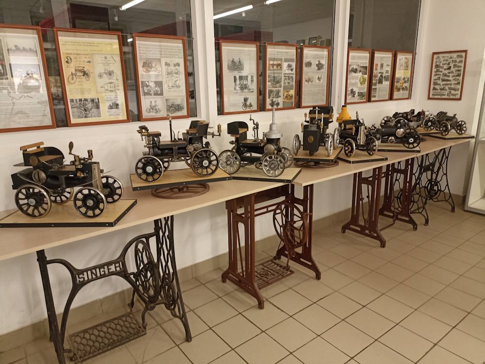 В Перми открылась выставка автомобилей, построенных из швейных машинок 