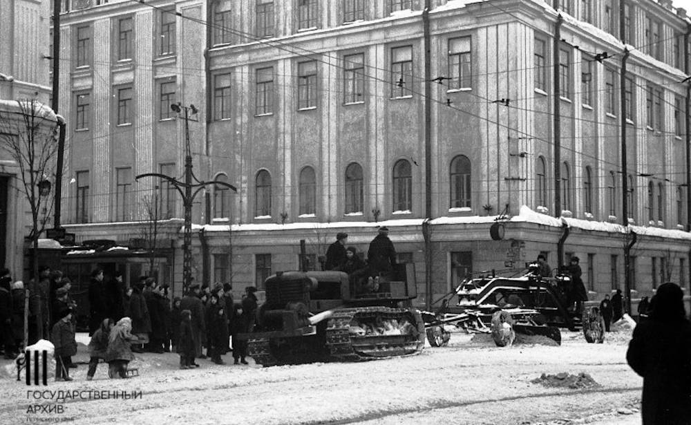 Пушечные тягачи против снега: как чистили дороги Перми в прошлом веке