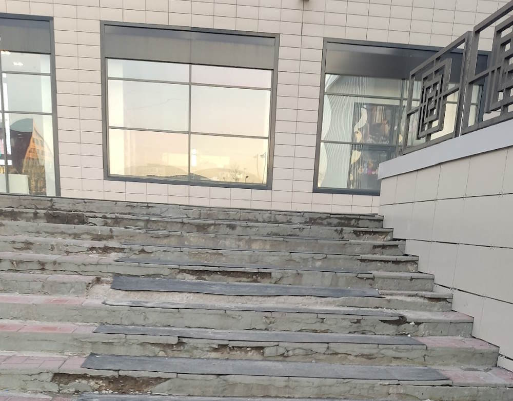Власти Перми потребовали отремонтировать лестницу ТРК «Колизей Атриум»