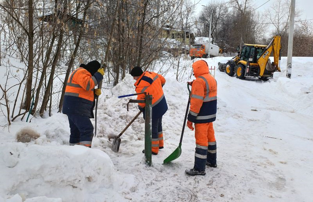 Более 60 водоразборных колонок и пожарных гидрантов освободили от льда и снега в Мотовилихе